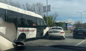 UDES U BANJALUCI: Sudarili se minibus i automobil