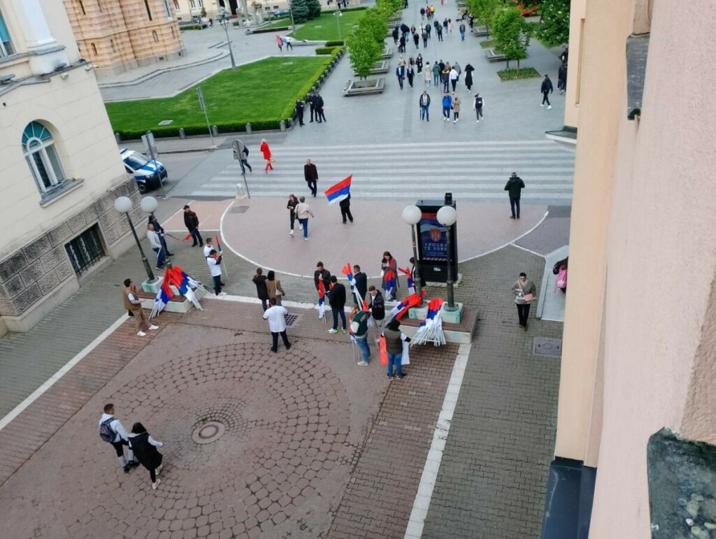 VIORE SE TROBOJKE U BANJALUCI: Trg Krajine se sprema za miting “Srpska te zove” (FOTO)