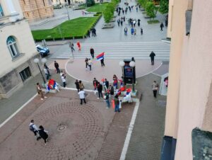 POSTAVLJA SE BINA I OZVUČENJE: Trg Krajine se sprema za miting “Srpska te zove” (FOTO)