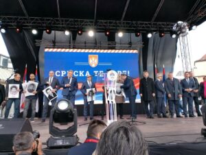 (UŽIVO) POČEO SKUP „SRPSKA TE ZOVE“: Dodik stigao na Trg Krajine, učesnici skupa drže fotografije žrtava iz Podrinja (FOTO/VIDEO)