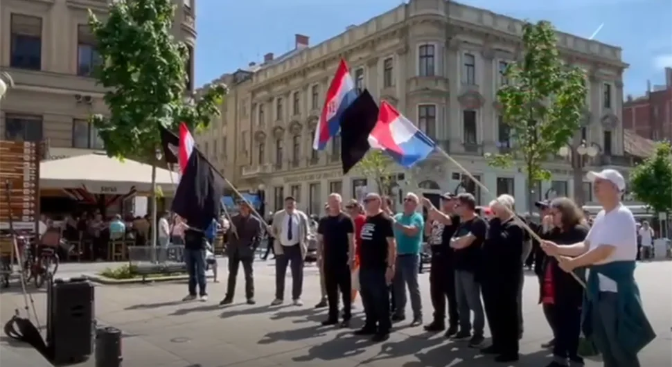 СКАНДАЛОЗНО: Окупили се пред православном црквом у Загребу – машу црним заставама и пуштају Томпсонове пјесме