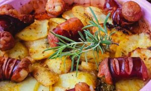 OGREBAĆETE TEPSIJU: Najprostiji recept za mladi krompir sa začinima i kobasicama