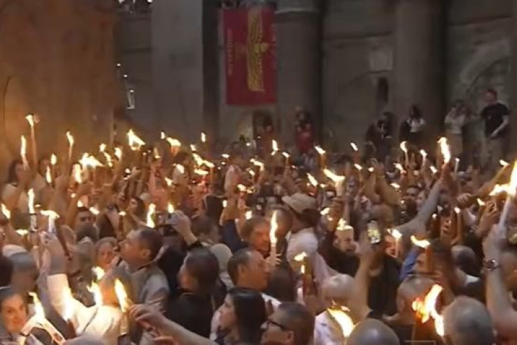 СВЕТИЊА: Благодатни огањ сишао у Храм Васкрсења Христовог (ВИДЕО)