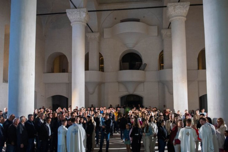 ПРВИ ПУТ ОД РУШЕЊА: Васкршња литургија служена у Саборној цркви у Мостару