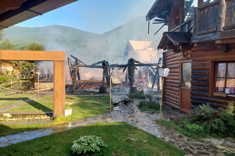 POŽAR BUKNUO U RANIM JUTARNJIM SATIMA: Izgorio restoran u Ribniku