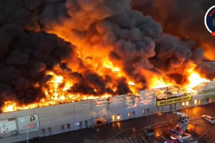BUKTINJA U TRŽNOM CENTRU: Vatra „progutala“ tržni centar! (VIDEO)