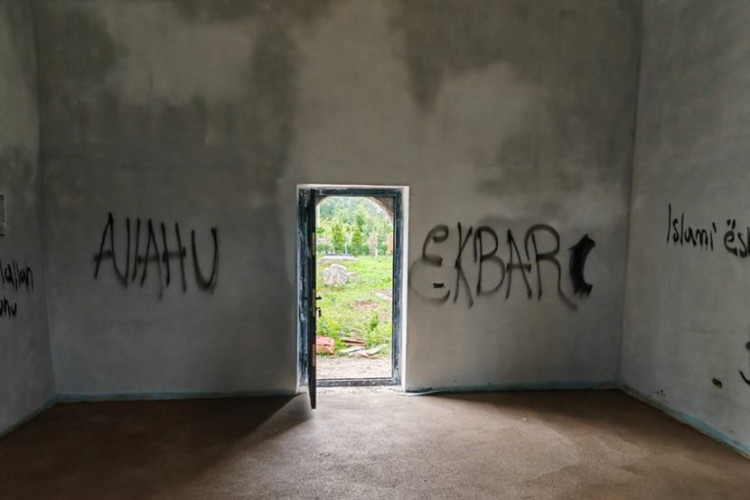 „NE ŽELIMO CRKVE, ŽELIMO DŽAMIJE“: Skandalozni grafiti osvanuli na crkvi Svete Trojice kod Peći