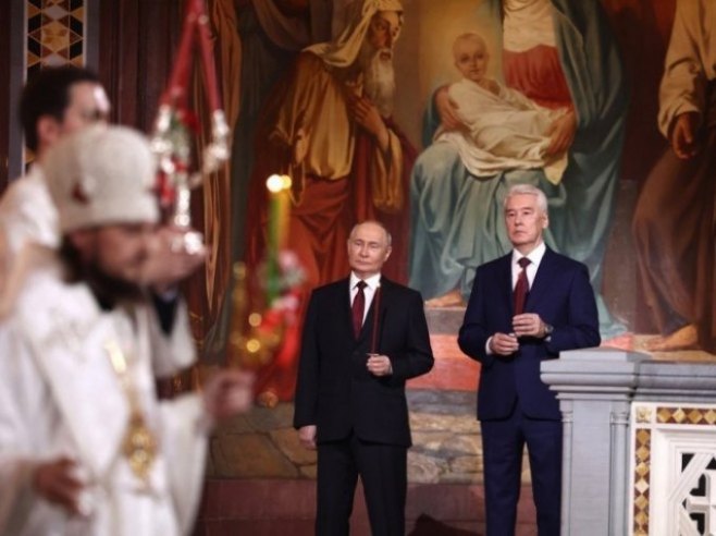 VASKRŠNJA LITURGIJA U HRAMU U MOSKVI: Patrijarh i Putin razmijenili poklone
