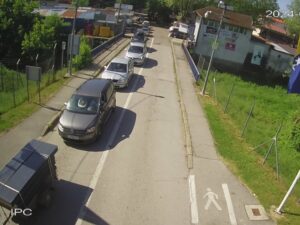 NAORUŽAJTE SE STRPLJENJEM: Duge kolone vozila na prelazima Gradiška, Kostajnica, Velika Kladuša i Izačić