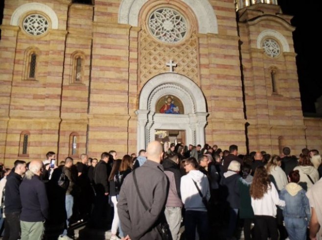 PRAZNIČNO I SVEČANO: U prepunim hramovima širom Srpske dočekan najveći hrišćanski praznik – Vaskrsenje Hristovo