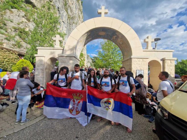 HUMANI GEST SUGRAĐANA: Pješice stigli na Ostrog kako bi pomogli Sergeju Stuparu