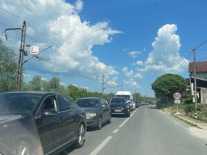 ČEKA SE I PO SAT VREMENA: Kilometarske kolone na prelazu u Novom Gradu
