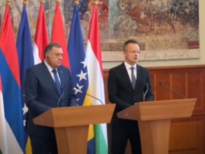 СИЈАРТО: Мађарска ће гласати против резолуције о Сребреници (ФОТО)