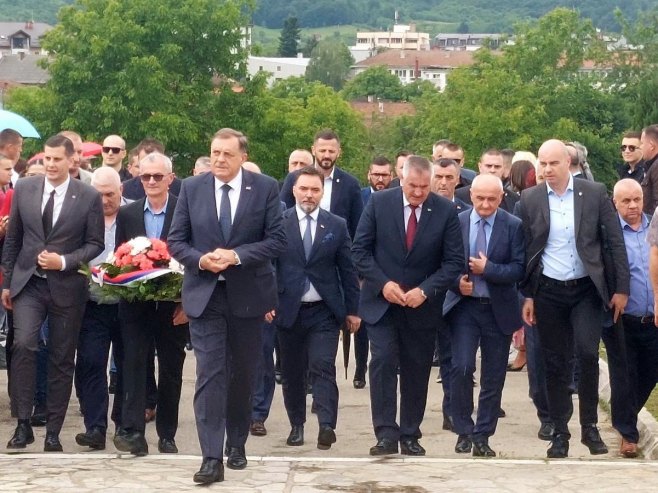 DANAS SJEDNICA U SREBRENICI: Zvaničnici Srpske položili vijence na centralni spomen-krst na bratunačkom groblju
