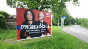ŠOLC KAO HITLER: Jasna poruka Nijemaca kancelaru na bilbordu – snimak govori više od riječi