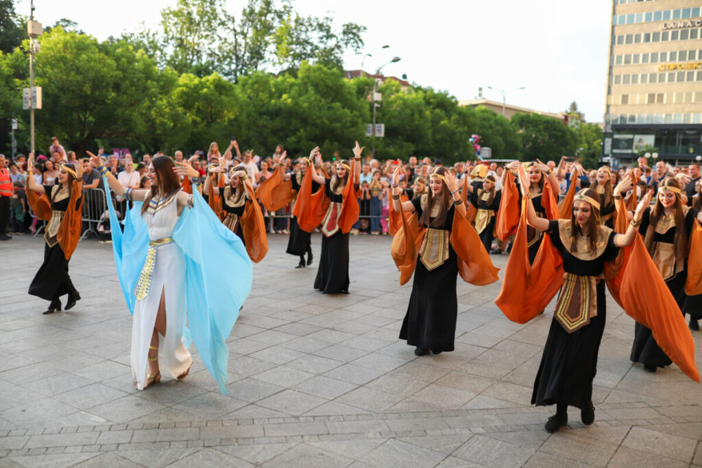 POČEO MEĐUNARODNI KARNEVAL: Pjesma, ples i šareni kostimi u Banjaluci
