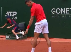 ODUŠEVIO SVE: Sakupljač loptica se sapleo i pao tokom Novakovog servisa, a on uradi ovo (VIDEO)