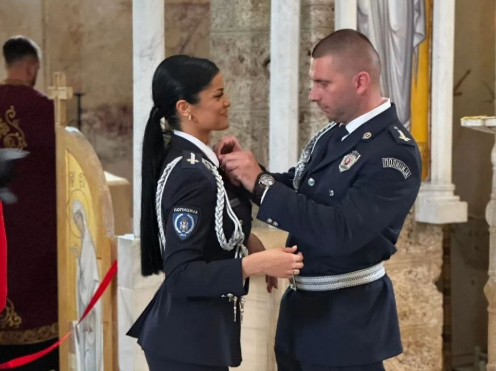 NAJLJEPŠI PRIZOR: Mladenci stali na ludi kamen u svojim uniformama, evo kako je vjenčanje izgledalo u crkvi (FOTO)