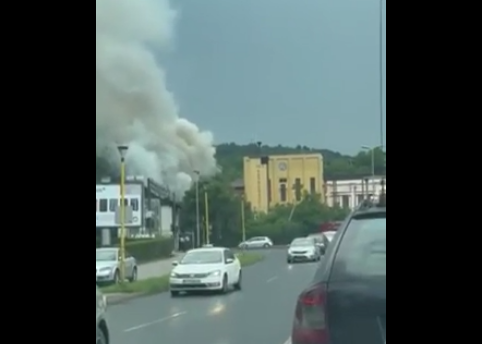 POŽAR U TUZLI: Gori objekat, vatrogasci na terenu