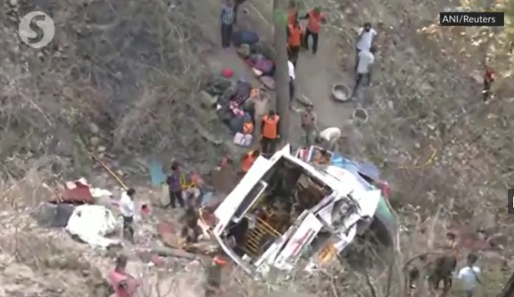 JEZIVA NESREĆA U INDIJI: Autobus sa hodočasnicima sletio u provaliju, poginula najmanje 21 osoba