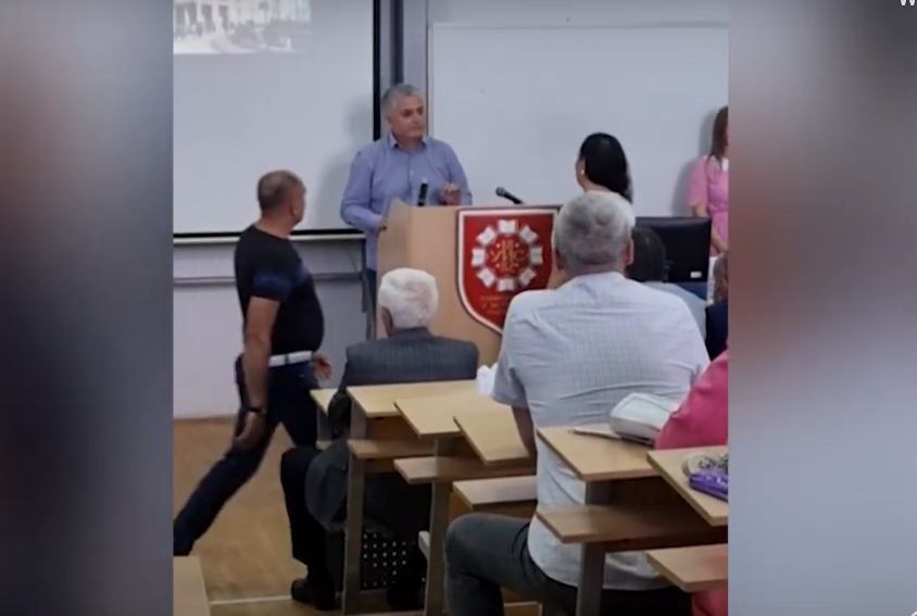 INCIDENT NA DODJELI DIPLOMA U BIJELJINI: Profesor htio da održi govor mimo protokola, policija morala da interveniše (VIDEO)