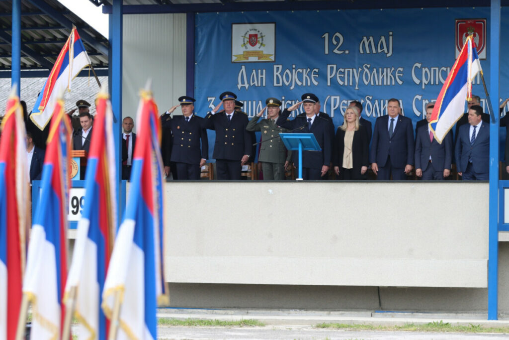 PRIJE 32 GODINE DONESEN ISTORIJSKI ZAKON: Republika Srpska proslavlja Dan VRS i godišnjicu formiranja Trećeg pješadijskog puka (FOTO)