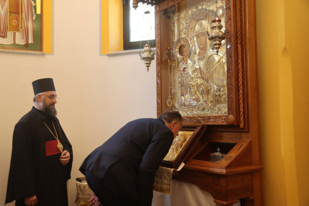 „ЖЕНА ЈЕ СТУБ ЖИВОТА“: Додик открио споменик у част Мајке у манастиру Осовица (ВИДЕО)