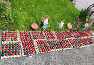 ТРАДИЦИЈА СЕ НАСТАВЉА: Чланице Кола српских сестара у Палама офарбале 3.000 јаја (ФОТО)