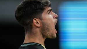 ŠOK: Karlos Alkaraz izbačen sa turnira u Madridu! Imitirao Nadala, pa morao da pakuje kofere (VIDEO)