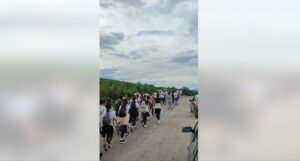 ČVRSTA VJERA I LJUBAV U SRCU: Stotine Bilećana koračaju ka Ostrogu (FOTO/VIDEO)