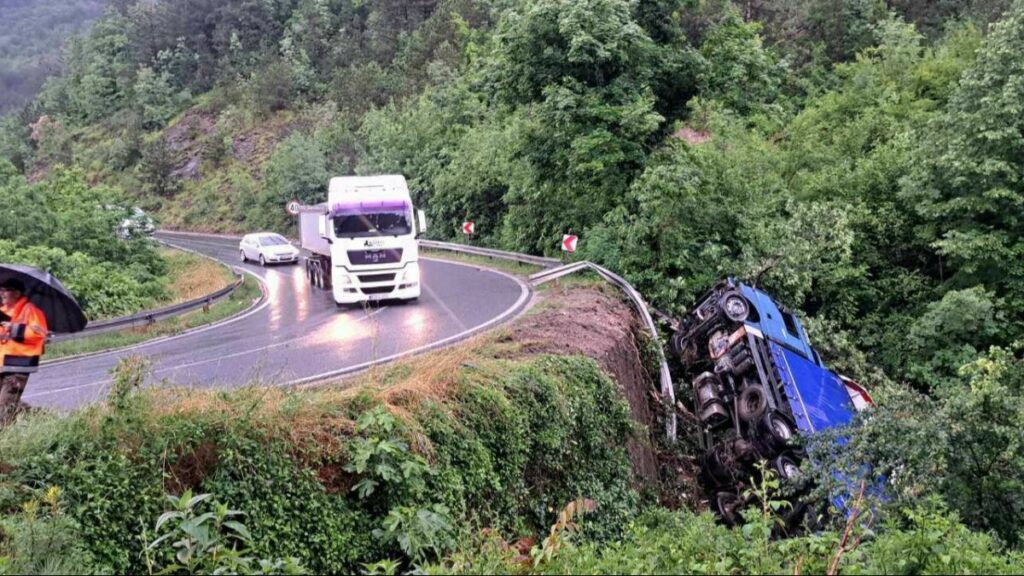 ТЕШКА НЕСРЕЋА КОД ЈАБЛАНИЦЕ: Камион слетио с цесте
