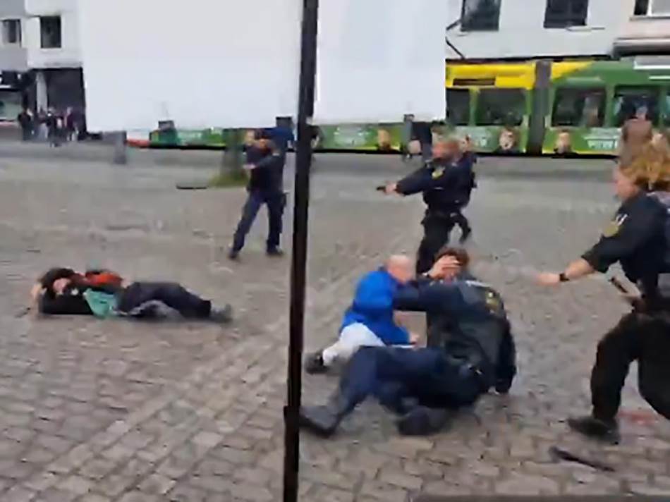 (UZNEMIRUJUĆE) SNIMAK NAPADA NA POLITIČARA U NJEMAČKOJ: Ranjeno nekoliko osoba, policija pucala na napadača!