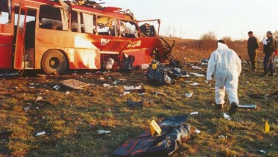 ОД 60 ПУТНИКА ПРЕЖИВЈЕЛО САМО ЧЕТВЕРО: Годишњица НАТО напада на аутобус „Ниш-експреса“