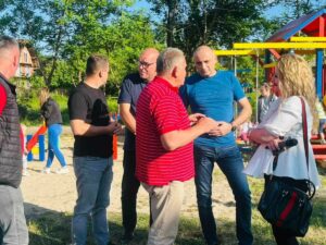 РАДОСТ ЗА ВИШЕ ОД 35 МАЛИШАНА: НПС финансирао изградњу дјечијег игралишта у Клековцима (ФОТО)