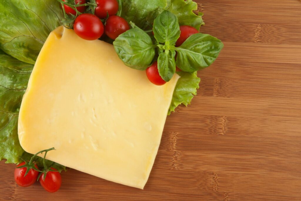 LOPOV U UNIFORMI: Policajac ukrao 180 kilograma sira, pa ostao bez posla