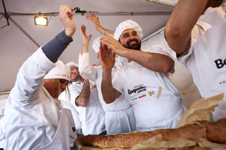 ПОБИЈЕДИЛИ ИТАЛИЈАНЕ: Француски пекари направили највећи багет на свиjету