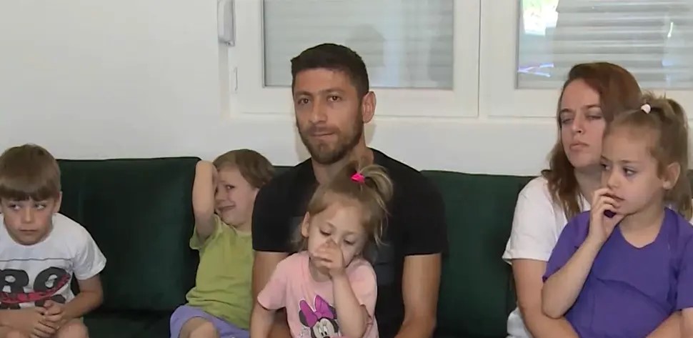 DJEČICA PRESREĆNA: Šestočlana porodica Krunić Vaskrs konačno proslavlja u svom domu