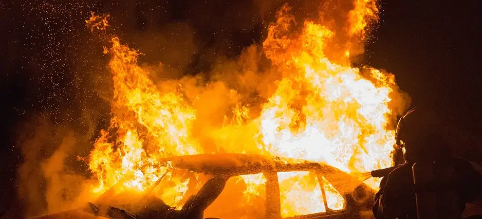 HAOS U NJEMAČKOJ ZBOG PRAZNIKA RADA: Zapaljeno 16 vozila „Amazona“