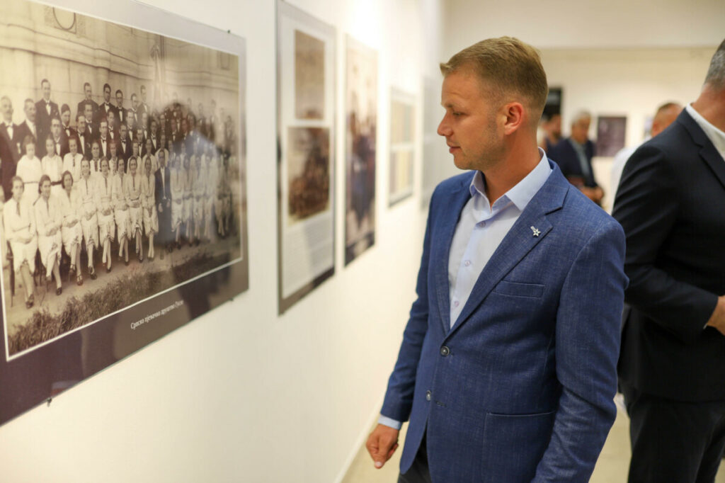 OTVORENA IZLOŽBA „ALEKSA ŠANTIĆ I MOSTARSKI KNJIŽEVNI KRUG“: Prisustvovao gradonačelnik Stanivuković