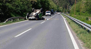POVRIJEĐENI PREVEZENI U BOLNICU: Teška saobraćajka kod Žepča, auto završilo na krovu