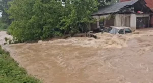ПРОГЛАШЕНА ВАНРЕДНА СИТУАЦИЈА У МЈЕСУ У СРБИЈИ: Излила се ријека, куће поплављене