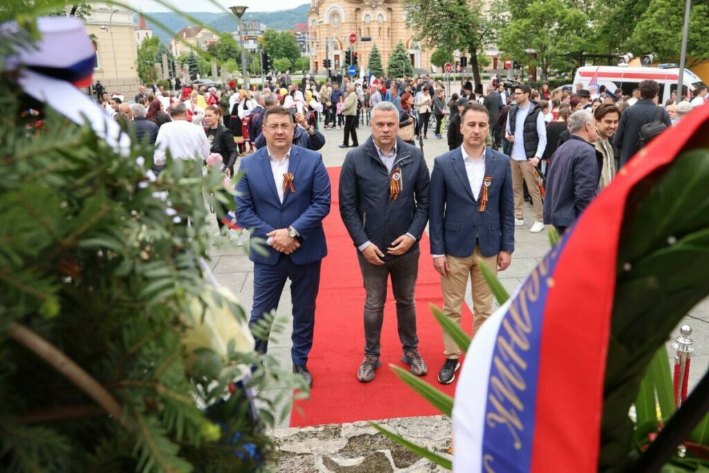 ОБИЉЕЖAВАЊЕ ДАНА ПОБЈЕДЕ: Делегација СПС-а положила цвијеће на Споменик жртвама фашизма у Бањалуци