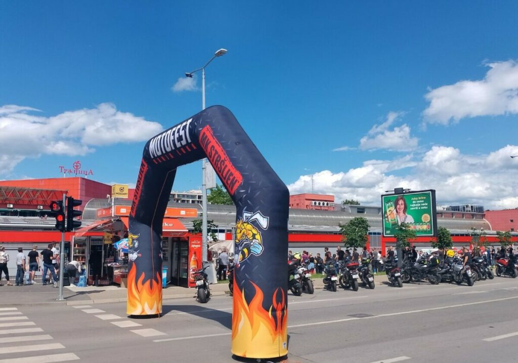 SPEKTAKL U BANJALUCI: Pogledajte šta izvodi motorista  (VIDEO)