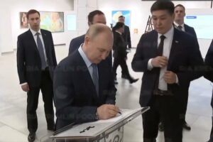 KOMIČNA SITUACIJA: Putinu nije radila olovka, obezbjeđenje se hvatalo za džepove (VIDEO)