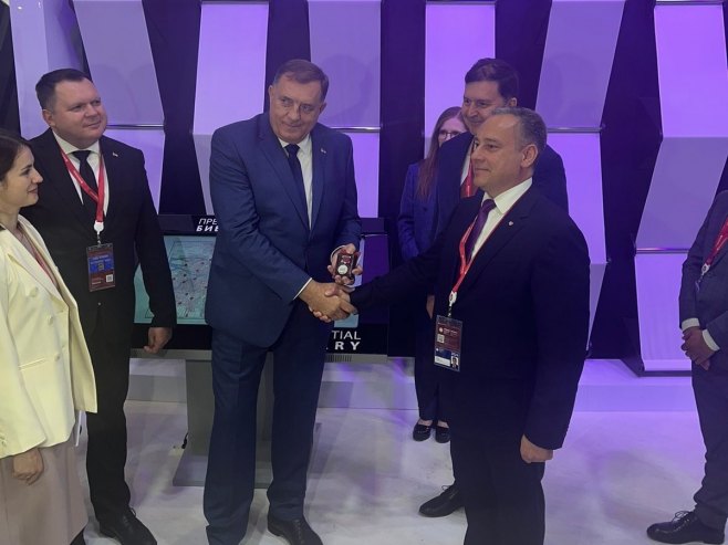 PRIZNANJE ZA LIDERA SRPSKE U RUSIJI: Dodiku uručena medalja „Predsjedničke biblioteke Jeljcin“