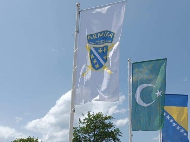 PROVOKACIJE BOŠNJAKA U SREBRENICI: Ratna zastava tzv. Armije BiH ispred Memorijalnog centra „Kragljivoda“