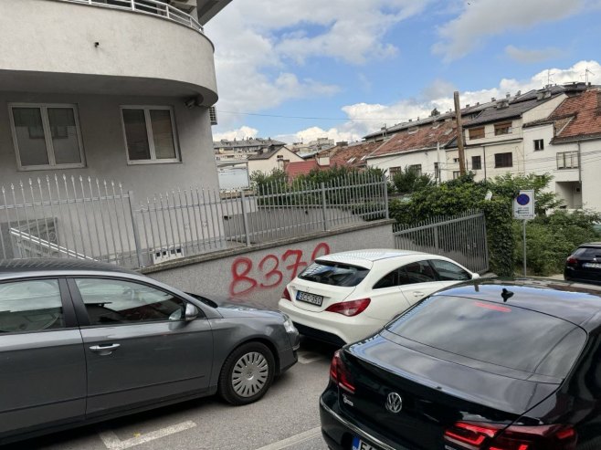 ПРОВОКАЦИЈЕ БОШЊАКА У САРАЈЕВУ: На амбасадама Словачке и Мађарске исписани графити (ФОТО)