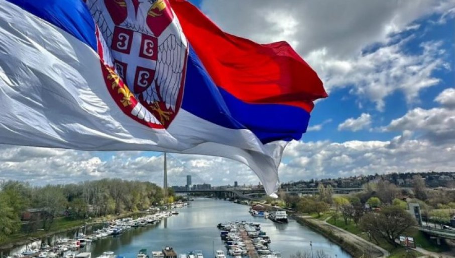 БОШЊАЦИ ПРОТИВ ХИМНЕ „БОЖЕ ПРАВДЕ“ И ГРБА НЕМАЊИЋА: Српска након 17 година враћа некадашња обиљежја у институције