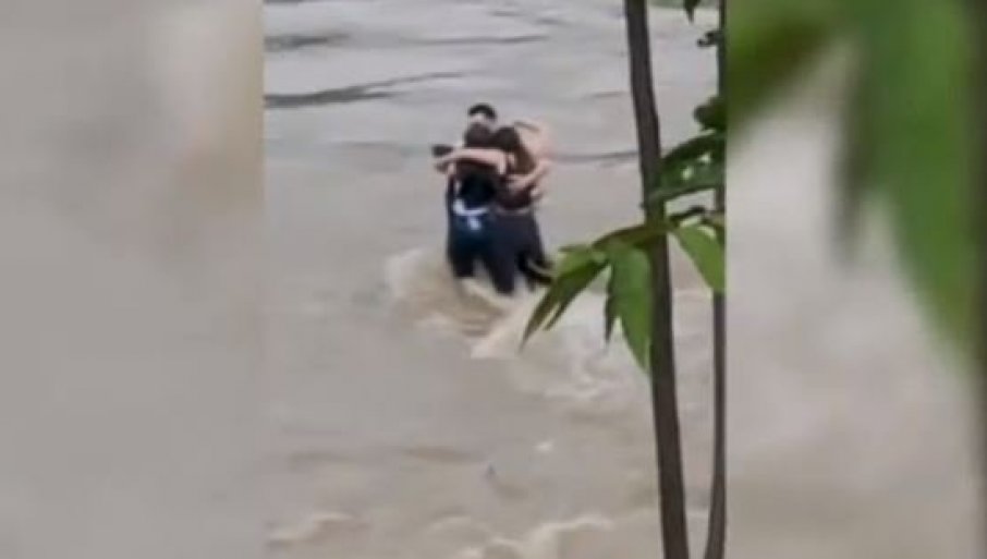 POTRESAN SNIMAK: Troje mladih u zagrljaju odnijela bujica, alarmirani spasioci (VIDEO)