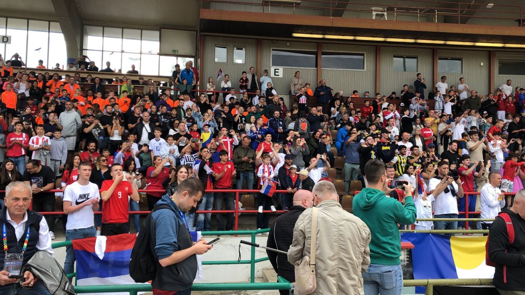 ВЕЛИКА ПОДРШКА ЗА „ОРЛОВЕ“: Навијачи дошли да поздраве фудбалере Србије пред почетак ЕУРО 2024 (ВИДЕО)